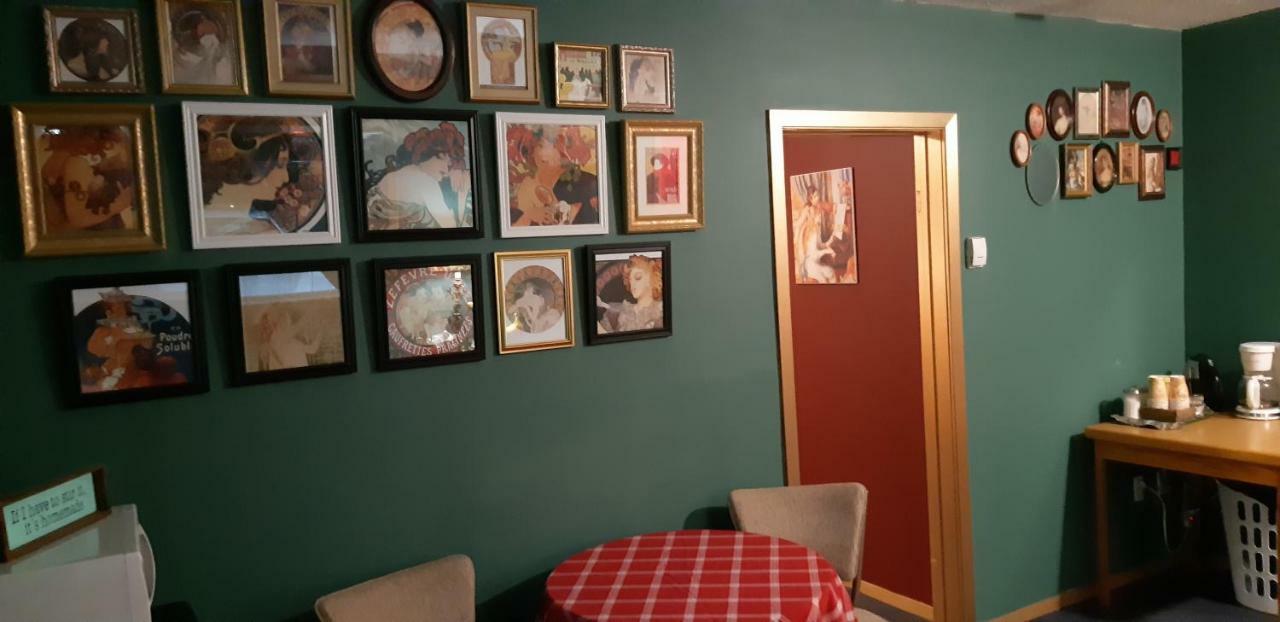 Ranchmen Motel Медисин Хет Екстериор снимка